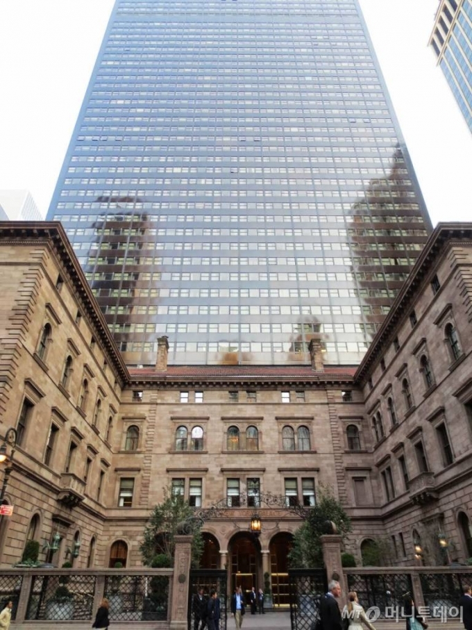 롯데그룹이 미국 맨해튼 중심가 '더 뉴욕 팰리스 호텔'을 8억500만달러에 인수하는 계약을 체결했다. 국내 브랜드 호텔 업체 중 미국 시장에 진출하는 것은 롯데가 처음이다. 사진은 더 뉴욕 팰리스 호텔 전경