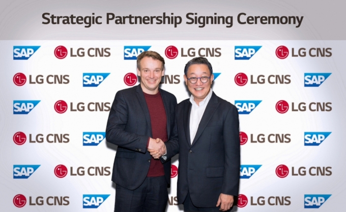 LG CNS 현신균 대표(오른쪽)와 SAP 크리스찬 클라인(Christian Klein) CEO(왼쪽)가 전략적 파트너십 양해각서 체결 후 기념촬영하는 모습  / 사진제공=LG CNS