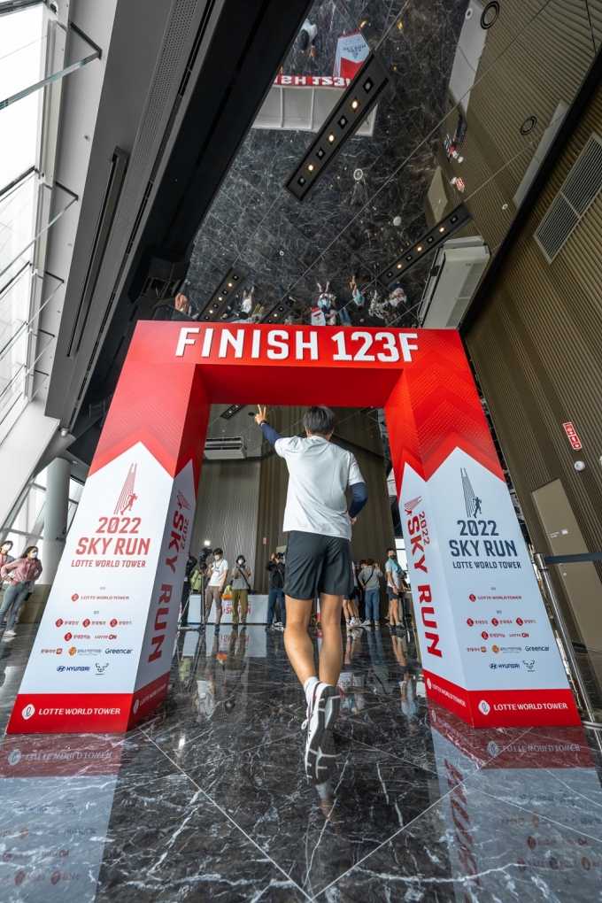 [사진2-2] '2022 스카이런' 참가자가 123층 피니시라인을 통과하고 있다./사진= 롯데물산 제공