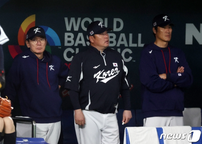 대표팀의 이강철(왼쪽부터) 감독과 진갑용, 정현욱 코치가 지난 10일 일본전을 지켜보고 있다.  /사진=뉴스1