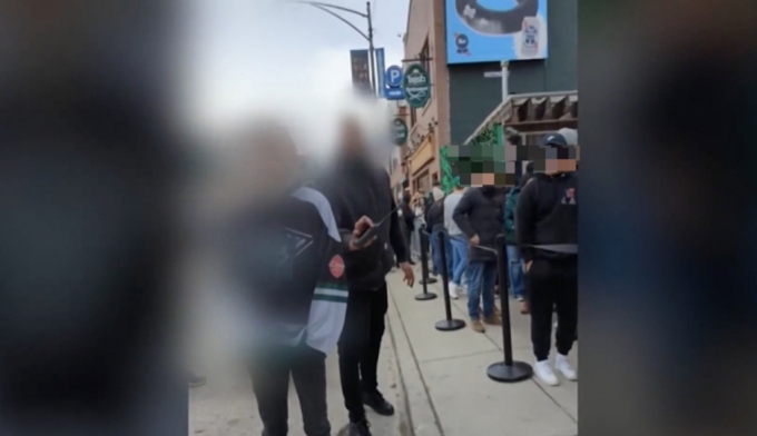 미국의 한 술집의 보안요원이 아시아계 여성인 시드니 히긴스를 향해 반복적으로 '김정은'으로 불렀다가 '인종차별'이라는 여론의 뭇매를 맞고 회사에서 쫓겨났다. 사진은 당시 술집 앞에서 히긴스 일행이 촬영한 영상 캡처. /사진= 시카고 NBC 유튜브 갈무리. 