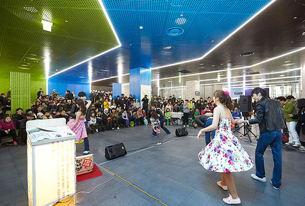 2015년 시민청 지하공간에서 열린 공연을 시민들이 관람하고 있다 /사진제공=서울시