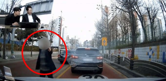 차에서 내린 뒤 차량을 향해 권총을 겨누는 시늉을 하는 한 중년 남성 /사진=유튜브 채널 '한문철TV' 캡처