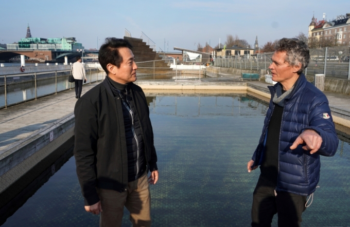 세훈 서울시장(왼쪽)이 지난 19일 (현지시간) 덴마크 코펜하겐 관광명소인 하버배스(Harbour bath)를 방문, 관계자의 설명을 듣고 있다.