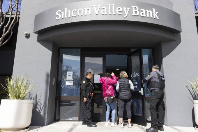 13일(현지 시각) 미 캘리포니아주 샌타클래라 실리콘밸리은행(SVB) 본점의 보안요원들이 예금주들을 입장시키고 있다./AP=뉴시스