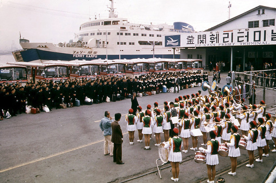 국가기록원이 '관광의 날'을 맞아 관광산업의 변화를 보여주는 사진을 25일 공개했다. 사진은 1977년 일본수학여행단 환영행사. (국가기록원 제공) 2014.9.25/뉴스1