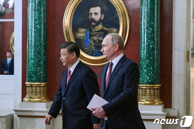 시진핑(왼쪽) 중국 국가주석과 블라디미르 푸틴 러시아 대통령이 21일(현지시간) 러시아 모스크바 크렘린궁에서 열린 정상회담을 마치고 회담장을 걸어 나오고 있다. 2023.3.21 ⓒ 로이터=뉴스1 ⓒ News1 