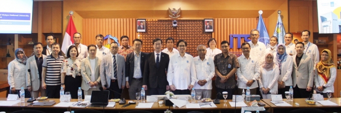 송화철 목포대 총장(앞줄 왼쪽 8번째)과 인도네시아 ITS 대학 관계자들이 참석한 가운데 국제공동학위과정 확대 협약을 체결했다./사진제공=목포대학교.