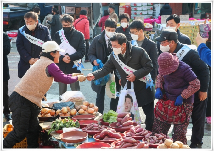 정인화 광양시장이 지난 1월 민족 최대 명절인 설을 앞두고 전통시장을 찾아 장보기를 하고 있다./사진제공=광양시청