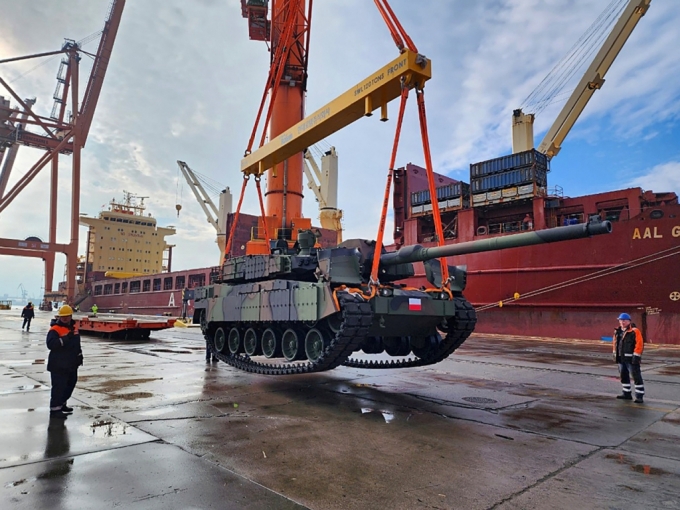 폴란드 그드니아 항구에 도착한 K2 전차 모습   /사진=현대로템