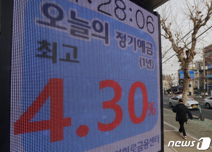 6일 서울시내 한 은행 외부전광판에 예금금리를 안내하고 있다.  /사진=뉴스1