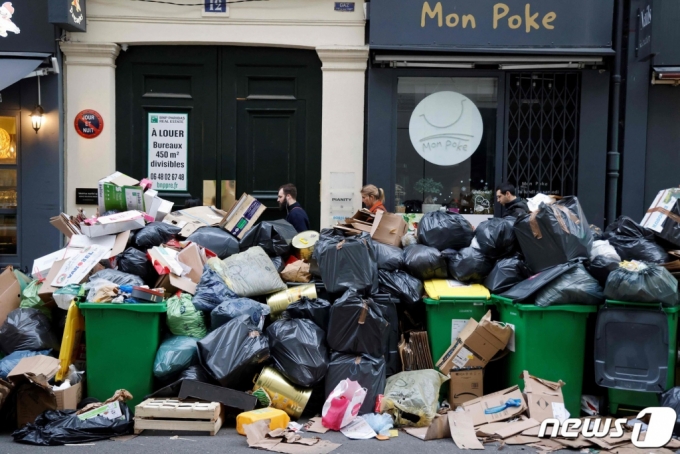 프랑스 파리 환경 미화원들이 연금 개혁을 저지하기 위한 파업에 동참하면서 거리에 쓰레기 더미가 쌓여 있다./AFPBBNews=뉴스1