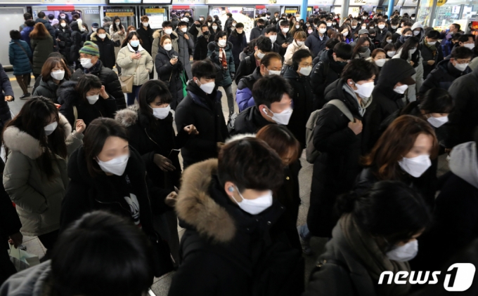 2021년 1월4일 오전 서울 구로구 신도림역에서 시민들이 마스크를 쓴 채 출근길 발걸음을 옮기고 있다. /사진=뉴스1