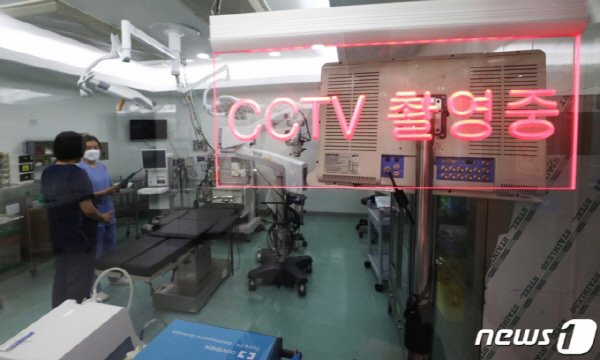 3일 경기도 수원시 장안구 경기도의료원 수원병원 수술실에서 병원관계자들이 CCTV를 점검하고 있다./사진= 뉴스1  