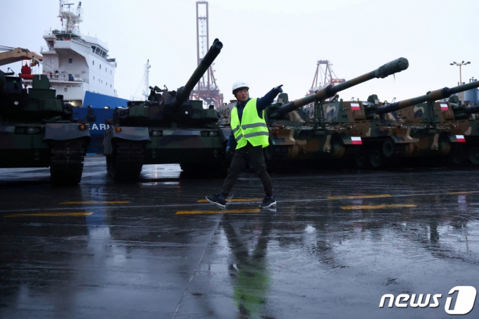 폴란드 그디니아 항구에 도착한 한국산 K2 전차와 K9 자주포/로이터=뉴스1