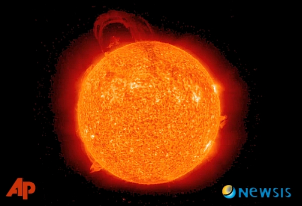 【나사(NASA)=AP/뉴시스】태양 표면에서 폭풍이 발생하면서 지표면이 크게 돌출되고 있다. 이번에 발생한 태양폭풍은 지표면의 거의 절반을 가로질러 50만 마일 이상을 뻗어나갔다. 이 사진은 나사가 태양폭풍 연구를 위해 쏘아올린 인공위성에서 관측한 모습을 가공한 사진이다.2010.04.22.   
