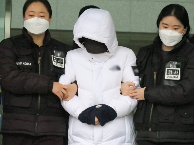 지난 2월 16일 오전 인천 남동구 논현경찰서에서 초등학교 5학년 의붓아들을 학대해 숨지게 한 혐의를 받는 40대 계모가 검찰로 송치되고 있다. /사진=뉴시