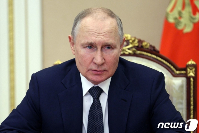  블라디미르 푸틴 러시아 대통령이 24일(현지시간) 모스크바에서 화상으로 열린 국가 안보회의를 주재하고 있다.  /AFPBBNews=뉴스1
