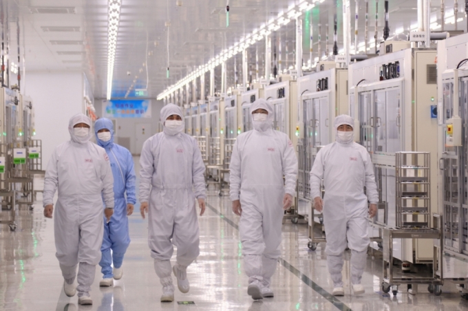 이재용 삼성전자 회장이 지난 24일 중국 텐진에 위치한 삼성전기 사업장을 방문해 MLCC 생산 공장을 점검하고 있다./사진=삼성전자