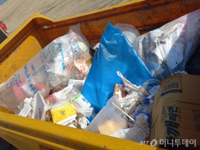 27일 오전 9시30분쯤 청소 작업자들이 서울 영등포구 여의도 한강공원 내에서 1시간 동안 주운 쓰레기들. 수거함에 가득 찰 정도로 양이 많다. /사진=김지은 기자 