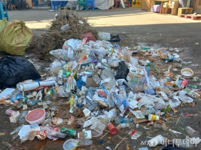 27일 서울 영등포구 여의도 한강공원 잔디밭에 버려진 쓰레기들을 모두 모아둔 것. 이 쓰레기들은 트럭에 실려 난지 적환장으로 이동한다. /사진=김지은 기자 