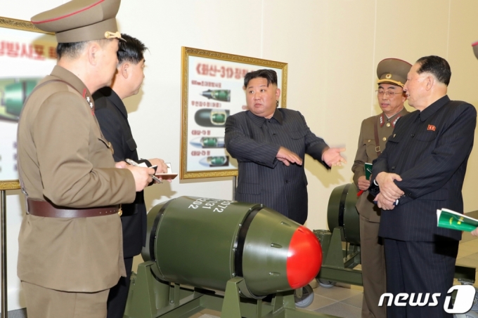(평양 노동신문=뉴스1) = 북한 김정은 노동당 총비서가 27일 핵무기병기화사업을 지도했다고 당 기관지 노동신문이 28일 보도했다. 김 총비서는 "언제 어디서든 핵무기를 사용할 수 있게 완벽하게 준비되어야 한다"면서 핵무기 보유량을 기하급수적으로 늘릴 것을 재차 지시했다. 신문은 '화산-31'로 명명된 것으로 보이는 새 핵탄두가 대량생산된 모습도 전격 공개했다.    [국내에서만 사용가능. 재배포 금지. DB 금지. For Use Only in the Republic of Korea. Redistribution Prohibited]  rodongphoto@news1.kr  Copyright (C) 뉴스1. All rights reserved. 무단 전재 및 재배포 금지.