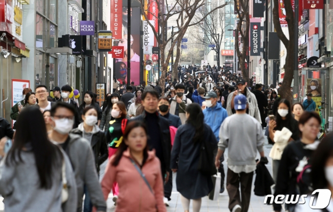 낮 기온이 20도 이상 올라가면서 포근한 날씨를 보인 지난 21일 서울 중구 명동거리가 시민들로 북적이고 있다. /사진=뉴스1