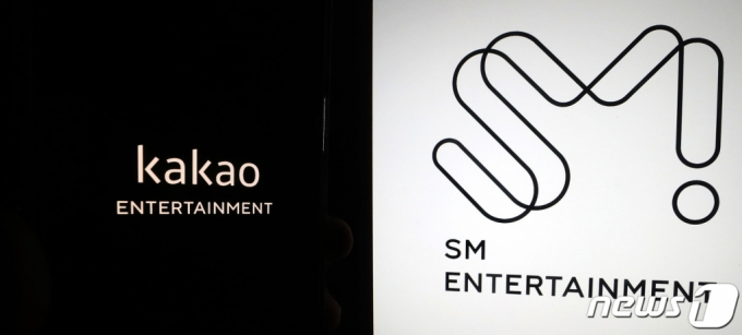  카카오 엔터테인먼트와 SM엔터테인먼트 로고의 모습. /사진=뉴스1