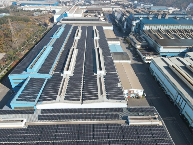 동국제강 포항공장 지붕에 설치된 태양광 자가발전 설비 /사진=동국제강