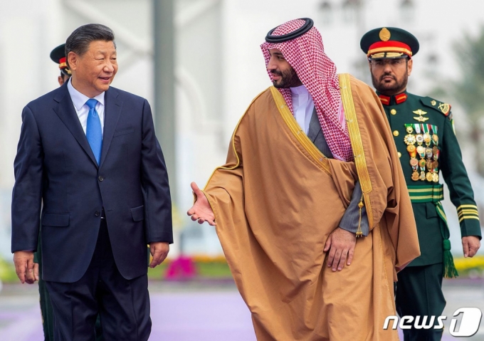  시진핑 중국 국가주석(왼쪽)이 2022년 12월 8일(현지시간) 사우디아라비아 리야드에서 열린 환영식에 무함마드 빈 살만 사우디아라비아 왕세자와 참석을 하고 있다./AFPBBNews=뉴스1