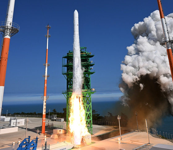 순수 국내기술로 제작된 한국형 최초 우주발사체 '누리호'(KSLV-Ⅱ)'가 지난해 6월 전남 고흥군 나로우주센터에서 발사되고 있는 모습. / 사진=뉴스1