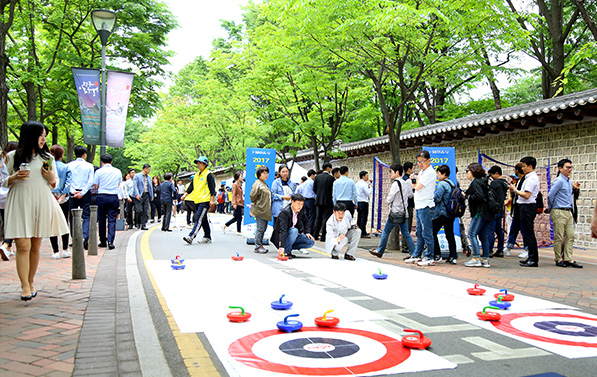 2019년 당시 서울 중구 덕수궁 인근에서 '플로어컬'을 즐기고 있는 시민들 /사진제공=서울시