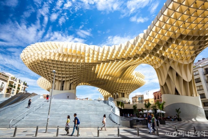 스페인 세비야에 위치한 '메트로폴 파라솔' 건축물. '안달루시아의 버섯'으로도 불린다.