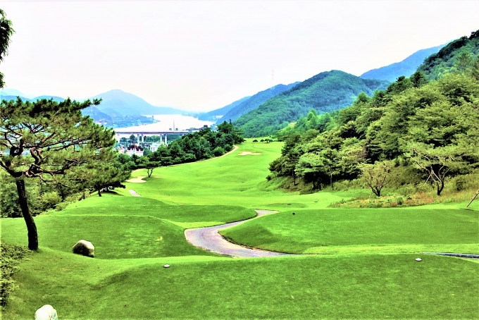 ▲서코스 1번홀, 멀리 북한강이 보이는 절경이 일품이다./사진=양주CC 홈페이지 