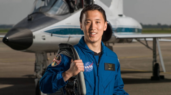 아르테미스 임무를 수행할 우주비행사 11명 중 한국계 의사 출신 조니 김(Jonny Kim)이 포함됐지만, 이번 아르테미스 2호 임무에는 발탁되지 못했다. 김씨는 해군특전단(네이비실)에서 복무했으며 샌디에이고 캘리포니아대(UC 샌디에이고)에서 수학을 전공하고, 하버드 의과대학에서 박사 학위까지 받았다. NASA의 우주비행사 프로그램에 지원해 2020년 선발된 바 있다. / 사진제공=미국항공우주국(NASA)