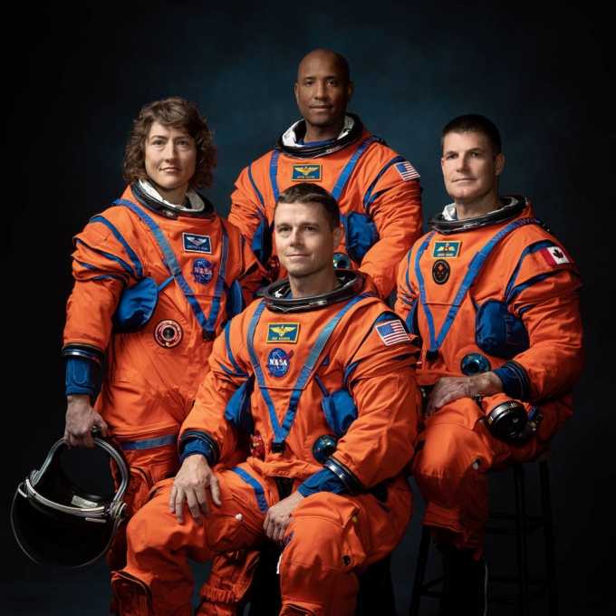 뒷줄 왼쪽부터 시계 방향으로 NASA 우주비행사 크리스티나 해먹 코흐, 빅토 글로버, 캐나다 CSA 우주비행사 제레미 한센, 리드 와이즈먼 사령관(착석) 순. /사진제공==NASA