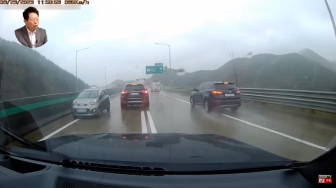 지난달 23일쯤 부산 해운대구 인근의 고속도로에서 역주행하다 포착된 경차 /사진=유튜브 채널 '한문철TV' 캡처