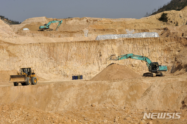 5일 중국 장시성 간현의 한 희토류 광산에서 채굴 모습. /사진=AP=뉴시스