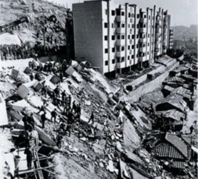 1970년 4월 8일. 와우 시민아파트 붕괴 당시 모습.