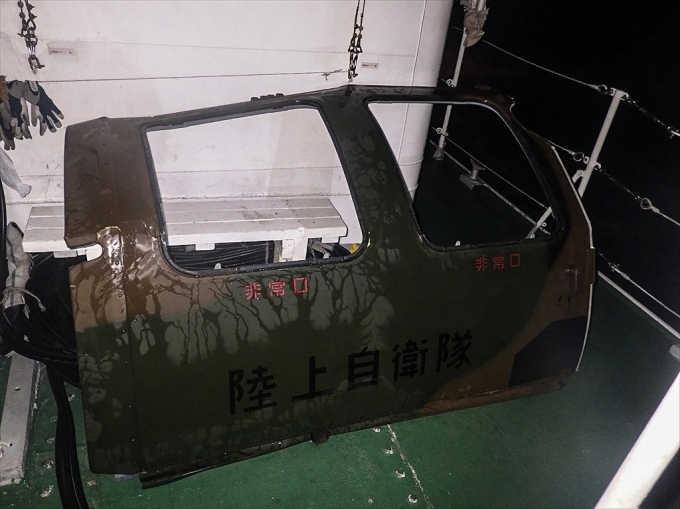7일 일본 해상보안청이 오키나와현  미야코지마  부근에서 회수한 헬기 잔해물에 육상자위대라고 쓰여져 있다.  /AFPBBNews=뉴스1