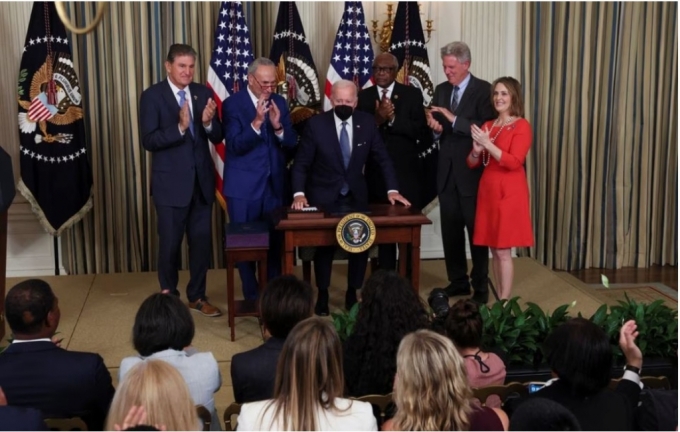 조 바이든 미국 대통령이 2022년 8월 16일 IRA에 서명한 후 미국 워싱턴 백악관 스테이트 다이닝룸에서 열린 기념식에서 민주당의 조 맨친 상원의원, 척 슈머 상원의원 등 참석자들의 박수를 받고 있다./로이터=뉴스1