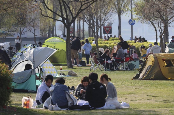 봄 날씨를 보인 지난 9일 오후 서울 송파구 잠실한강공원에서 시민들이 나들이를 즐기고 있다./사진= 뉴시스