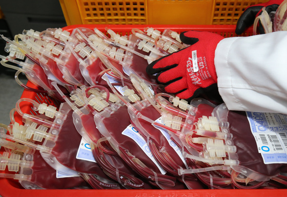 지난해 7월 대한적십자사 대전세종충남혈액원에서 직원들이 대구경북 혈액원에 지원할 혈액을 준비하고 있다./사진= 뉴스1    