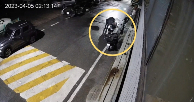 충북 청주에서 주차된 오토바이를 훼손한 사건이 잇따라 발생해 경찰이 수사에 나섰다. /사진=보배드림