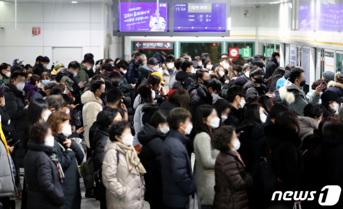 2021년 1월5일 오후 2시 32분쯤 승객들이 김포공항역에서 전동차를 기다리고 있다. 기사와 직접 관련 없음. /사진=뉴스1