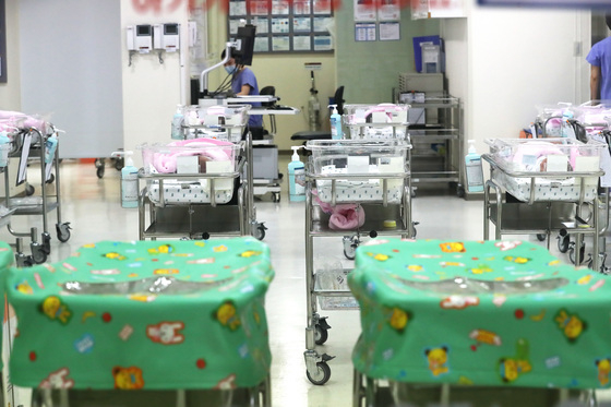 = 올해 2월 출생아 수가 역대 최저치를 기록했다. 통계청이 25일 발표한 '2월 인구동향'을 보면 2월 출생아 수는 2만7500명으로 지난해 같은 달 대비 9.8%(3000명) 감소했다. 사진은 이날 서울 시내의 한 병원 신생아실의 빈 아기침대. 2018.4.25/뉴스1  