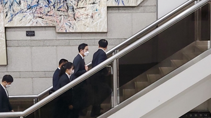 이재용 삼성전자 회장(사진 오른쪽에서 두번째)이 14일 오전 서울 서초동 서울중앙지방법원 2층으로 이동하는 계단을 오르고 있다./사진=오동희 선임기자
