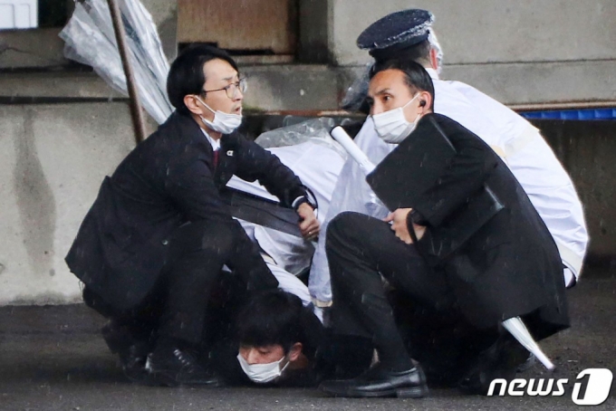 15일 오전 11시30분께 일본 와카야마현 와카야마시 1구 보궐선거 지원 연설을 위해 행사장을 방문한 기시다 후미오 총리를 향해 폭발물로 추정되는 물체를 던진 남성이 경찰에 체포되고 있다.  /AFPBBNews=뉴스1