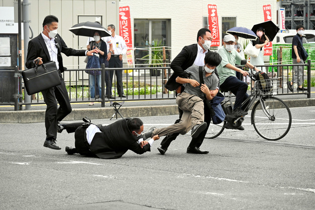 아베 신조 전 일본 총리가 2022년 7월 8일 일본 서부 나라시에서 선거 유세 도중 총격을 맞고 쓰러진 가운데, 용의자가 현장에서 제압당하고 있다.  /로이터=뉴스1
