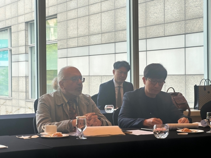 (왼쪽부터) 사이먼 린치 엑스트라릿, 유재훈 지엔원에너지 대표 